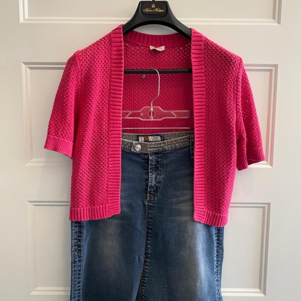 Chaleco rosa intenso + falda blue jeans